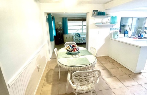 Holiday House | Close 2 beach-Leaning Palm Tree" 55 4KRoku-Floridian colors-King-Queen-2 single