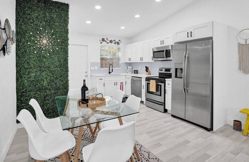 South Middle River House | Close to Las Olas, The Beach, Wilton Manors | Private Patio | Renovated BOHO Design