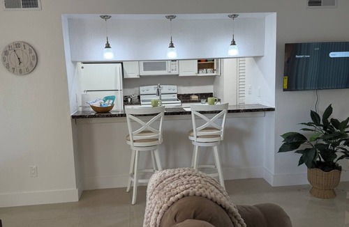 Bayview Condo | Coastal 2 King BR Retreat Private Beach, Pools & Hot Tub