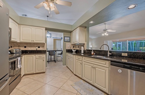 Central Naples House | Coastal Breeze - charming 3bed/2bath w/pool & wifi in Naples, Fl