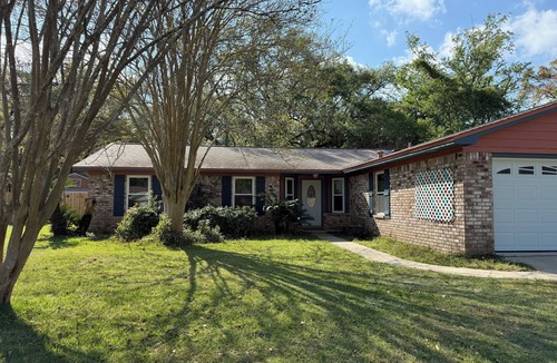 North Northwest Pensacola House | Coastal calm &I-10 convenience: 3BR/2BA beach themed house