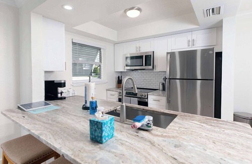 Clearwater Beach Condo | Coastal Charm Reimagined 8-Minute Walk 2 Beach(U1)