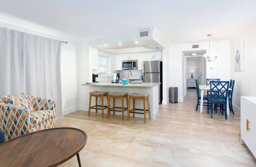 Clearwater Beach Condo | Coastal Charm Reimagined 8-Minute Walk 2 Beach(U1)