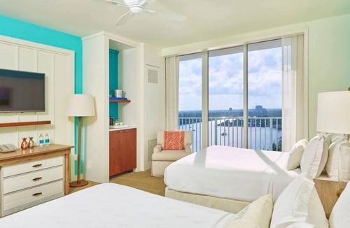 Hollywood Hotel | Coastal Chic Room with Outdoor Swimming Pool and Waterfront Views