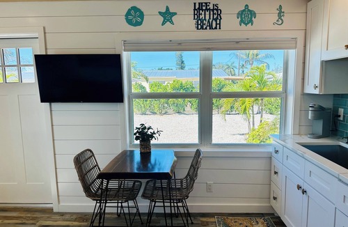 Central Naples Cottage | Coastal Cottage w/King Bed- 1.5 miles from the Beach!