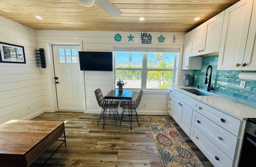 Central Naples Cottage | Coastal Cottage w/King Bed- 1.5 miles from the Beach!