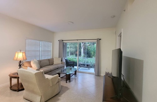East Naples Condo | Coastal Cozy 3-bedroom condo minutes from downtown Naples and beaches