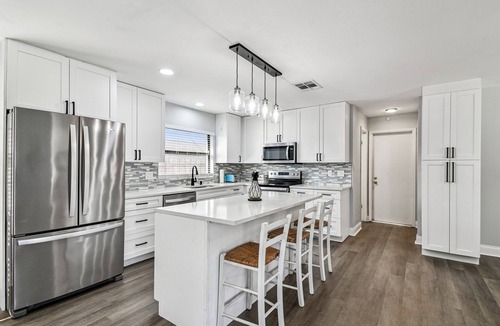 Holiday Lakes West House | Coastal Family Retreat – Heated Pool, Fire Pit & Fun!