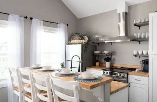 Port Bolivar Villa | Coastal Farmhouse Pet - Friendly Walk to the Beach