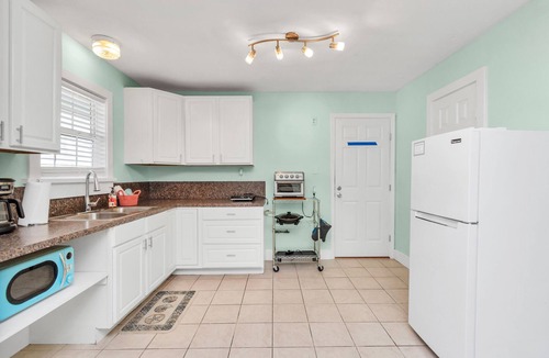 Galveston House | Coastal Garage Cottage 6 Blocks to Beach