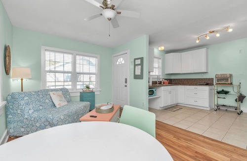 Galveston House | Coastal Garage Cottage 6 Blocks to Beach