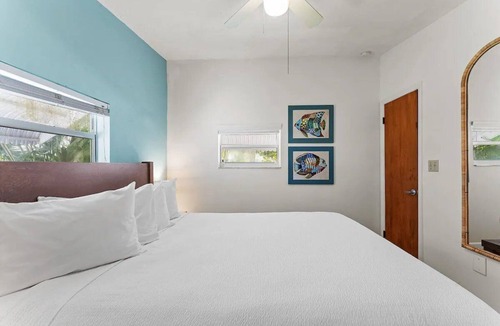 Little Torch Key Hotel | Coastal King Retreat w/Pool, Kayaks & Private Beach Access, Breakfast Included!