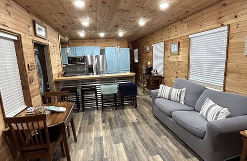 Horseshoe Beach House | Coastal meets country in this small but spacious canal home.