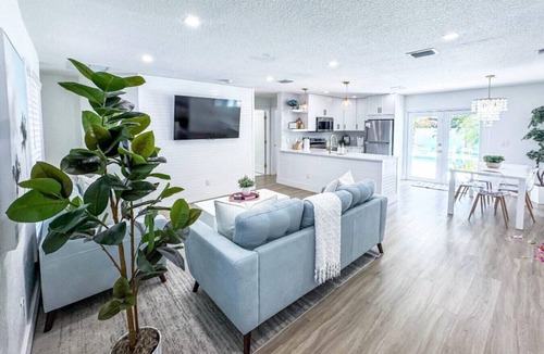 Delray Beach Apartment | Coastal Splash/4BR Pool/Golf Cart 5 mins to DT