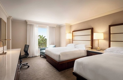 Park Shore Hotel | Comfort and Convenience! Outdoor Pool Onsite, Free Parking!