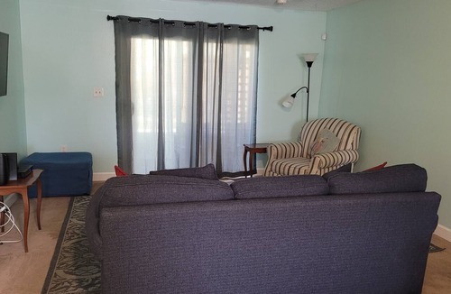 Tropic House | Comfortable centraly located home - 2-bedroom house with AC in Melbourne