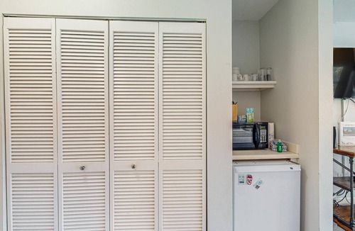 Gulf Place Apartment | Comfortable condo with kitchenette, community pools & hot tub - walk to the beach
