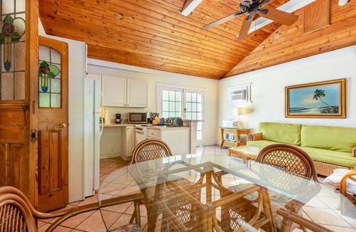 Downtown Cabin | Comfortable Cottage with Private Pool & Lovely Garden - Great Location