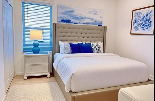 Loughman House | Comfortable Private Room in Luxury Villa - Resort Community - Near Disney