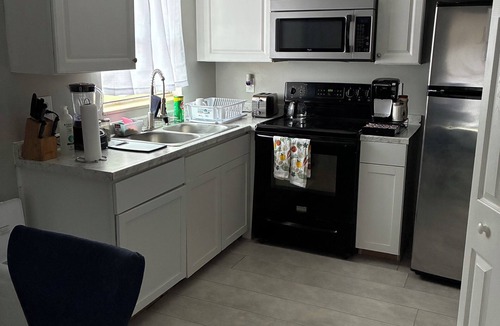 Plymouth House | Comfortable Retreat Charming 3-bedroom house with AC in Apopka awaits you