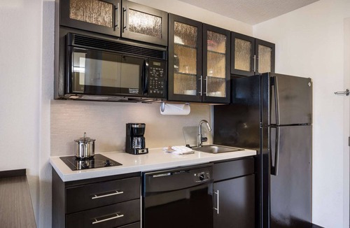 Baymeadows Hotel | Comfortable Stay near The Cummer Museum! Nature in Style! Pets Allowed, Kitchen!
