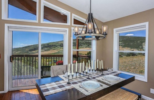 Warm Springs House | Comfy 3 Bedroom Home Sleeps 6 Panoramic Mountain and Valley Views