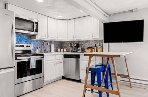 West Colfax Apartment | Contemporary Studio Near Sloan's Lake | 30 Day
