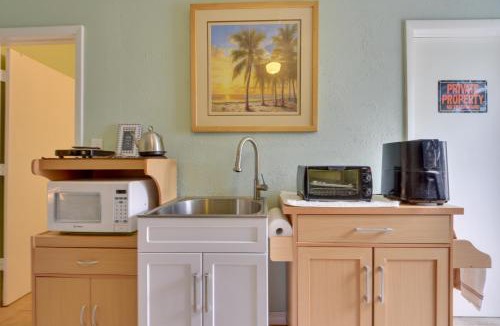 Whitfield Apartment | Convenient Sarasota Studio w/Lush Backyard!