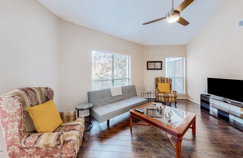Westchase Condo | Conveniently located condo with on-site pool, private balcony, AC, & W/D