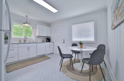 North Chattanooga Apartment | Corner Lot Charmer | Prime North Chatt (right unit)