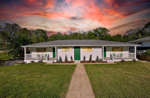 North Chattanooga Apartment | Corner Lot Charmer | Prime North Chatt (right unit)