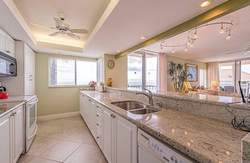 Park Shore Condo | Corner views on the 10th floor of the Gulf! CL1001