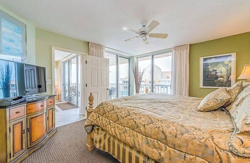 Park Shore Condo | Corner views on the 10th floor of the Gulf! CL1001