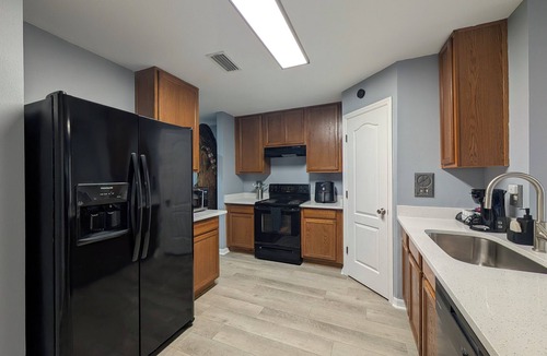 Westside Condo | Cosmic Quarters, Whole House, Sleeps 6