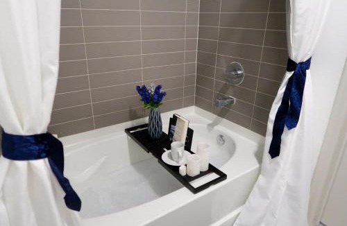 Deerwood Apartment | Cosmic Serenity Retreat 1BD Lux King in Southeast Jax