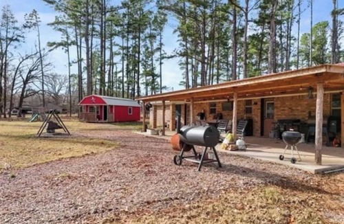 Albany House | Country Escape with Pool, Fire Pit + 3 Acres