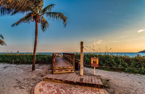 Madeira Beach Cottage | Couples Beach Retreat 5 Min Walk to Madeira Beach. Private Backyard