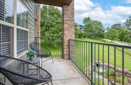 Branson West Apartment | Couples Condo Retreat Overlooking Golf Course