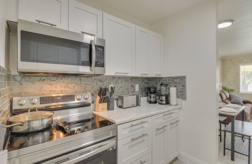 Miami Gardens Apartment | Couple’s Miami Escape 5 Mi to Hard Rock Stadium!