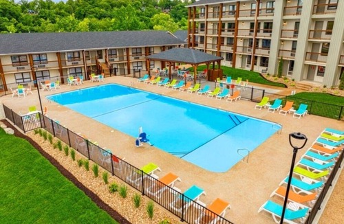 Downtown Branson Condo | Couples Retreat: No Stairs/Plush King Walk 2 Downtown Pet friendly