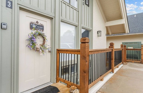 Downtown Branson Condo | Couples Retreat: No Stairs/Plush King Walk 2 Downtown Pet friendly
