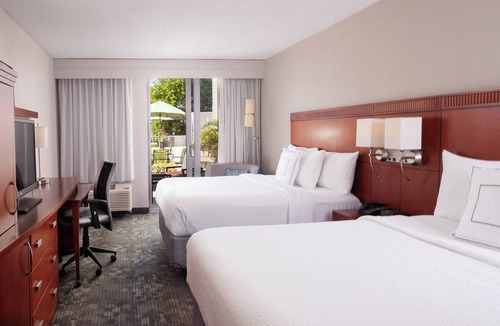 Coral Gables Section Hotel | Courtyard Miami in Coral Gables by Marriott