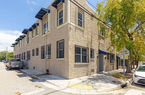Little Haiti Apartment | Courtyard Studio Free parking near Wynwood & Design District.