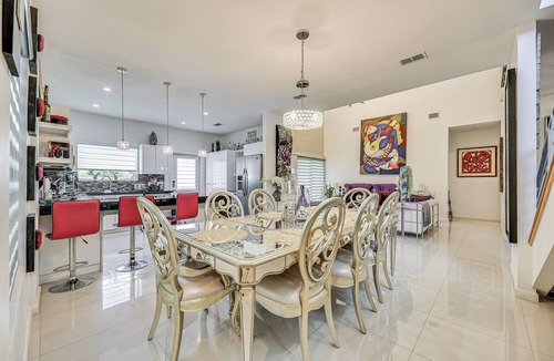 McAllen House | Covered Patio & Grill: Colorful McAllen Home