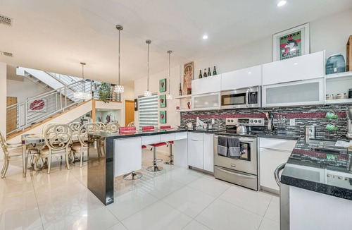 McAllen House | Covered Patio & Grill: Colorful McAllen Home