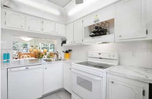 Lauderdale-by-the-Sea Condo | Cozy 1-bedroom condo across the street from the beach!