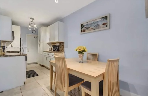 Hollywood South Central Beach Condo | Cozy 1-bedroom condo steps to the beach in beautiful, vibrant Hollywood Beach