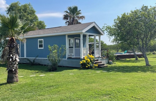 Pleasanton Cottage | Cozy 1-bedroom cottage in serene Jourdanton with PRIVATE pool and deck.