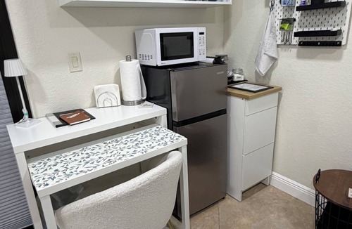 Kendale Lakes Apartment | Cozy 1-bedroom studio in marvelous Miami with AC