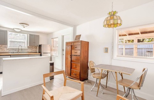 Clearwater House | Cozy 2 bed/2 bath home w/AC, WIFI, Free parking, 8 min from Beach